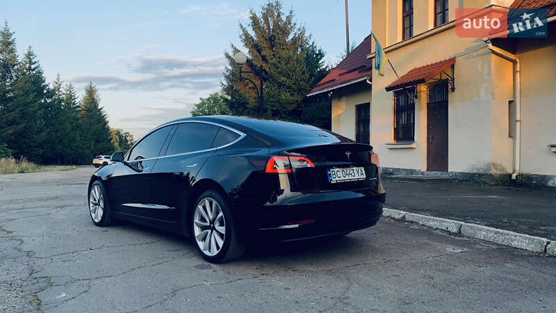 Седан Tesla Model 3 2018 в Жовкві