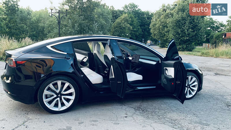 Седан Tesla Model 3 2018 в Жовкві