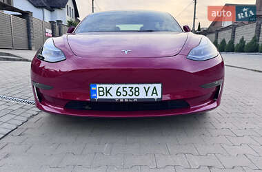 Седан Tesla Model 3 2022 в 