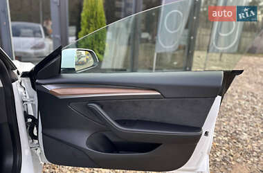 Седан Tesla Model 3 2022 в 