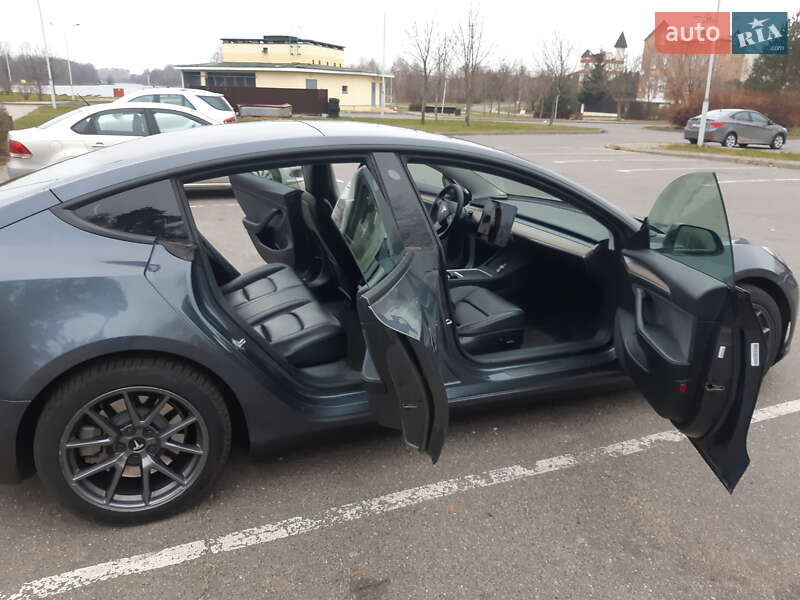 Седан Tesla Model 3 2021 в Львове