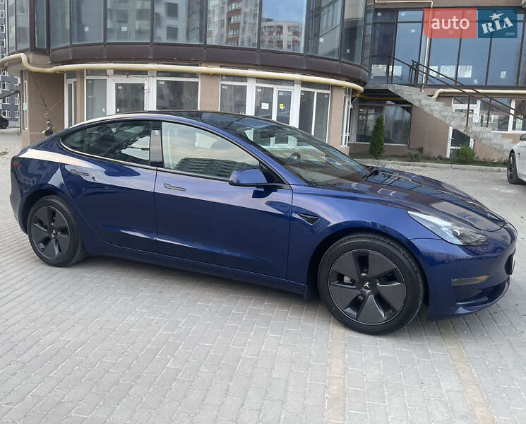 Седан Tesla Model 3 2023 в 