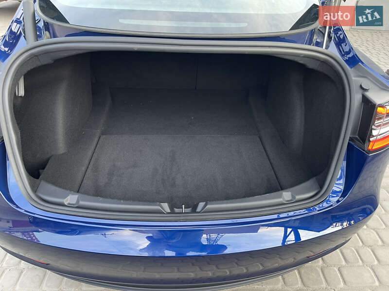 Седан Tesla Model 3 2023 в Тернополе