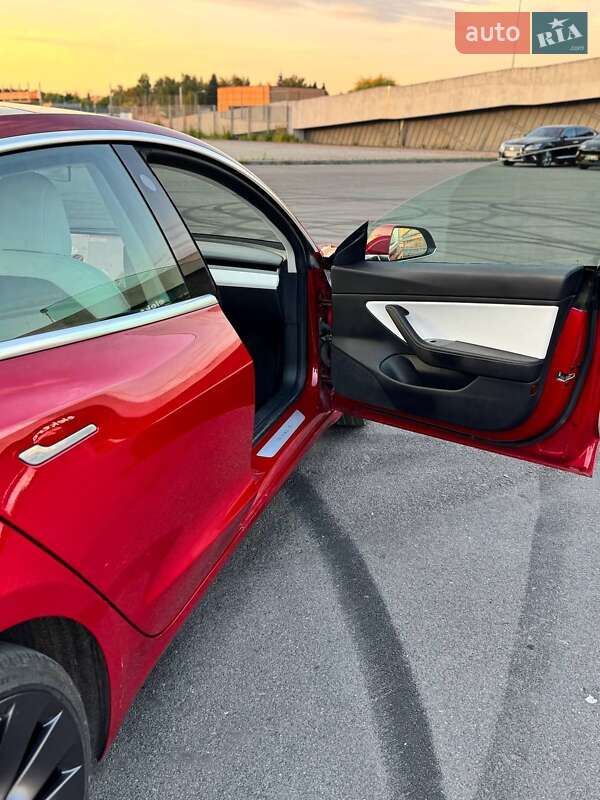 Седан Tesla Model 3 2018 в Львові