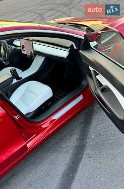 Седан Tesla Model 3 2018 в Львове