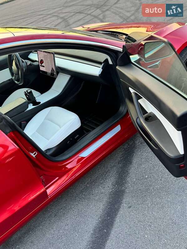 Седан Tesla Model 3 2018 в Львові