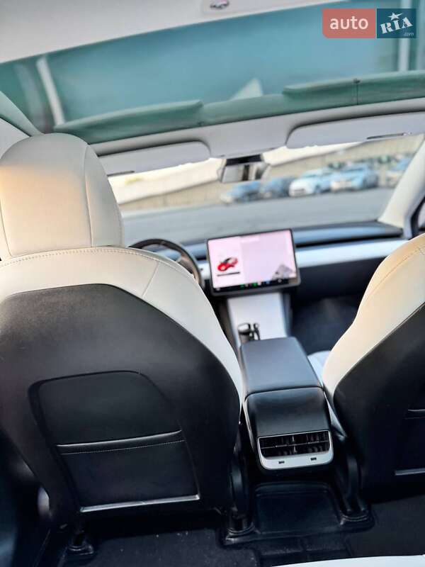 Седан Tesla Model 3 2018 в Львові