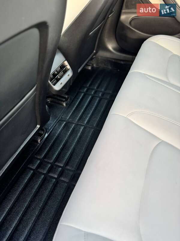 Седан Tesla Model 3 2018 в Львові