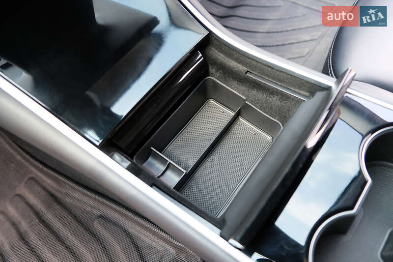 Седан Tesla Model 3 2019 в Києві