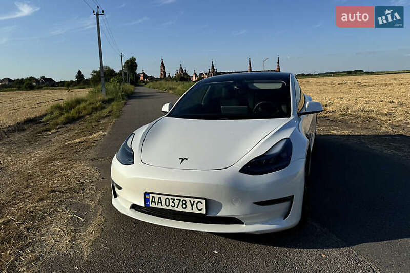 Седан Tesla Model 3 2021 в 