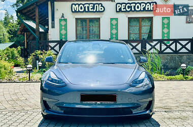 Седан Tesla Model 3 2022 в 