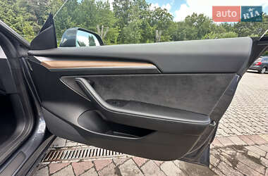 Седан Tesla Model 3 2022 в 