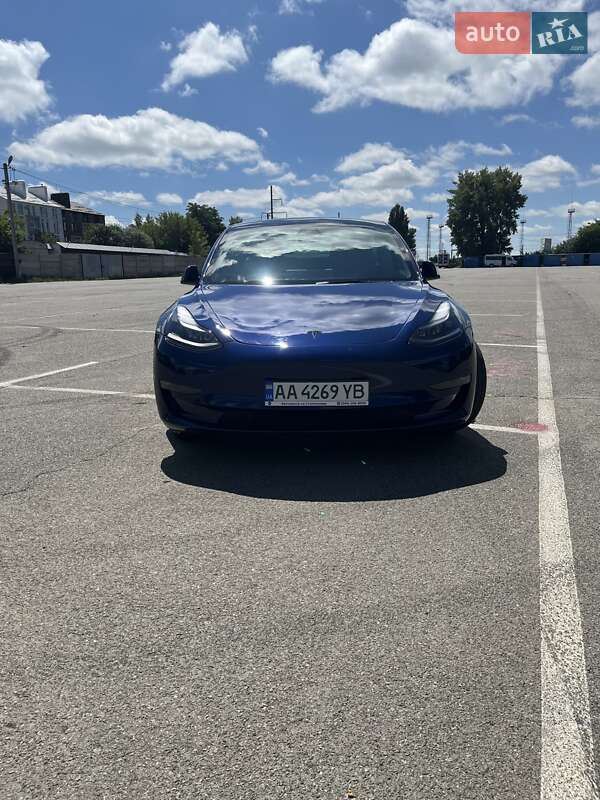 Седан Tesla Model 3 2022 в 