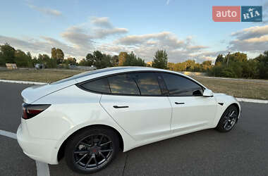 Седан Tesla Model 3 2022 в 
