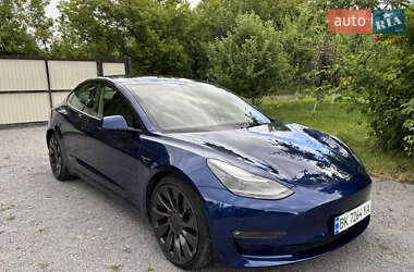 Седан Tesla Model 3 2022 в 