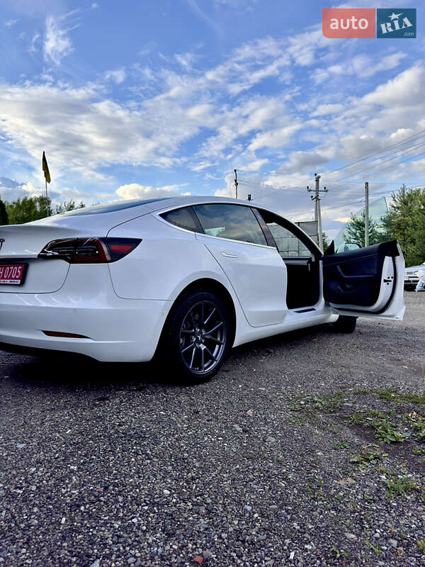 Седан Tesla Model 3 2019 в Бориславі