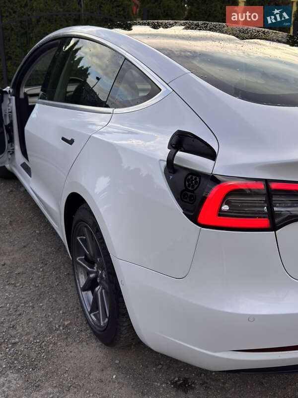 Седан Tesla Model 3 2019 в Бориславі
