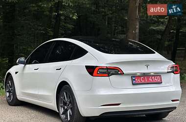 Седан Tesla Model 3 2023 в 