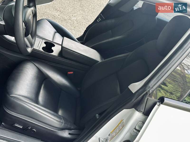 Седан Tesla Model 3 2023 в Дрогобыче
