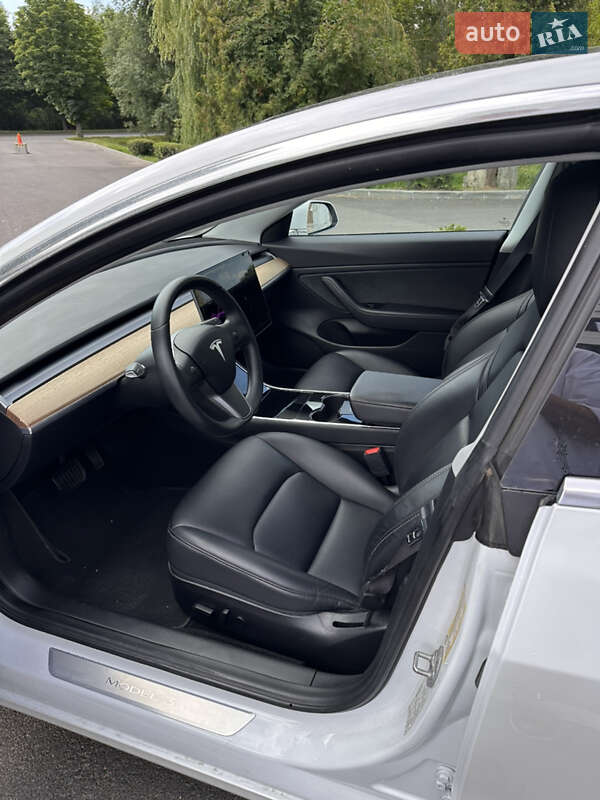 Седан Tesla Model 3 2019 в Львове