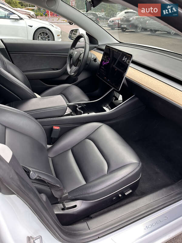 Седан Tesla Model 3 2019 в Львове