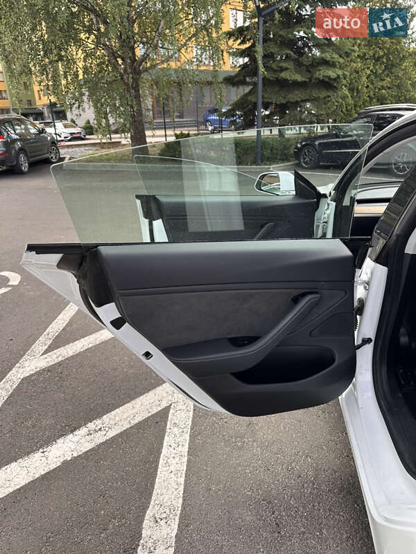 Седан Tesla Model 3 2019 в Львове