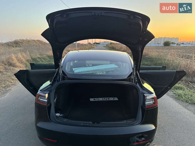 Седан Tesla Model 3 2019 в Одесі