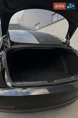 Седан Tesla Model 3 2022 в 