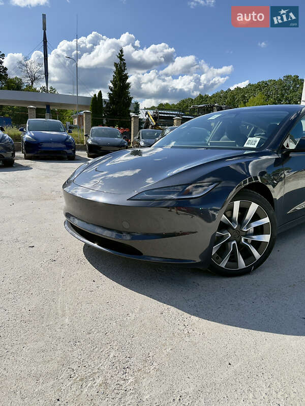Седан Tesla Model 3 2024 в Виннице