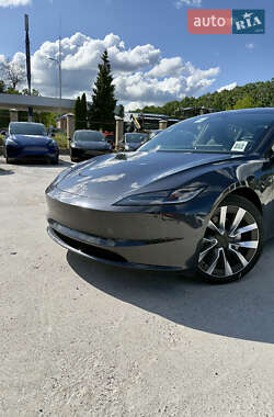 Седан Tesla Model 3 2024 в 