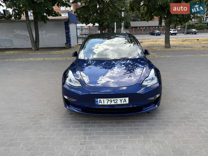 Седан Tesla Model 3 2022 в 