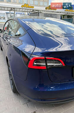 Седан Tesla Model 3 2022 в 
