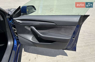 Седан Tesla Model 3 2022 в 