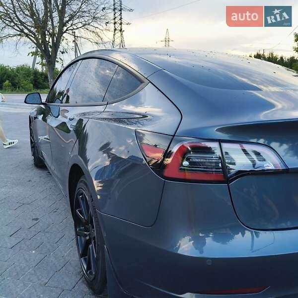 Седан Tesla Model 3 2022 в Почаєві