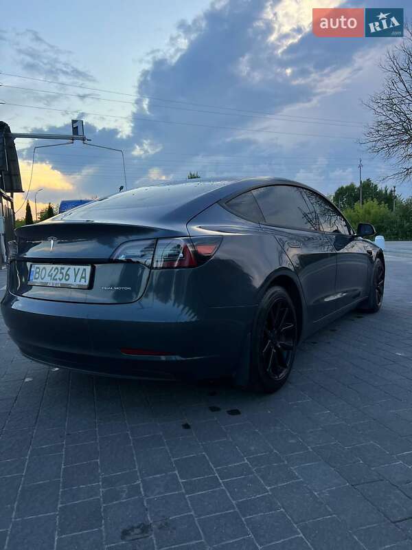 Седан Tesla Model 3 2022 в Почаєві