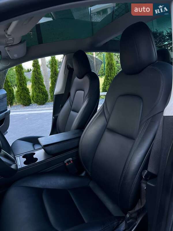 Седан Tesla Model 3 2022 в Почаєві