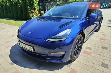 Седан Tesla Model 3 2022 в 