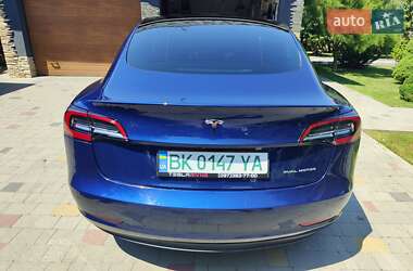 Седан Tesla Model 3 2022 в 