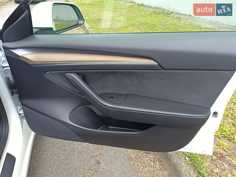 Седан Tesla Model 3 2021 в Броварах