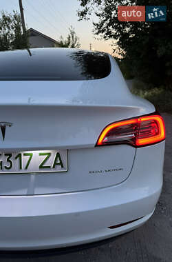 Седан Tesla Model 3 2022 в 