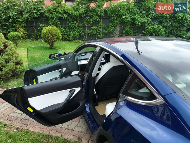 Седан Tesla Model 3 2018 в Киеве
