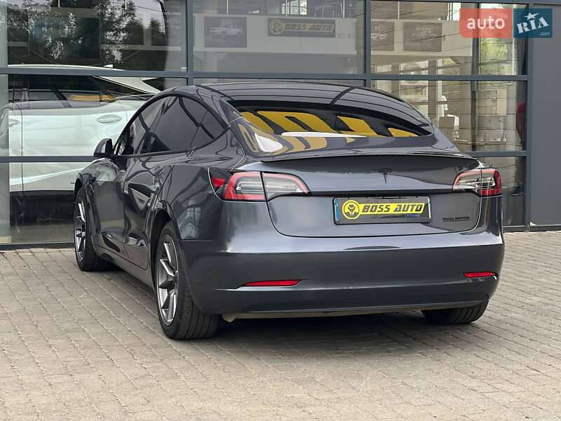 Седан Tesla Model 3 2023 в Івано-Франківську