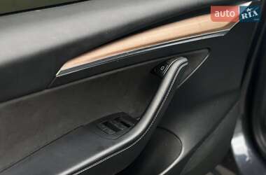 Седан Tesla Model 3 2023 в 