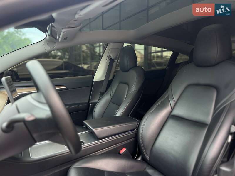 Седан Tesla Model 3 2023 в Івано-Франківську