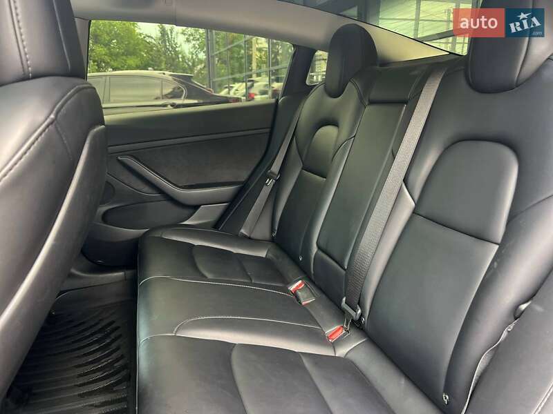 Седан Tesla Model 3 2023 в Івано-Франківську