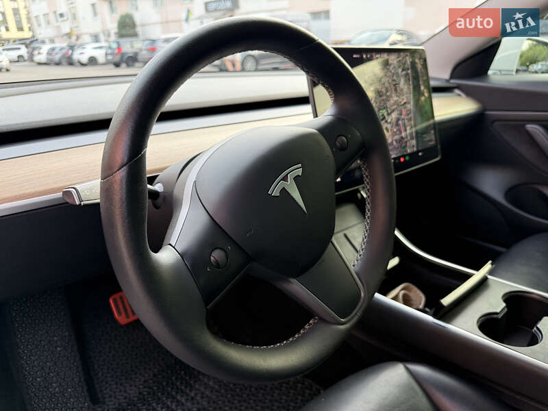 Седан Tesla Model 3 2020 в Луцке