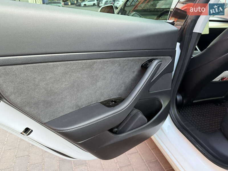 Седан Tesla Model 3 2020 в Луцке