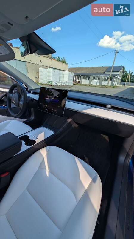 Седан Tesla Model 3 2022 в Миргороде