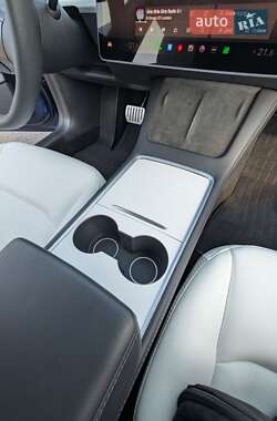 Седан Tesla Model 3 2022 в 
