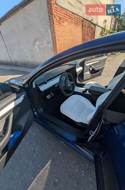Седан Tesla Model 3 2022 в 